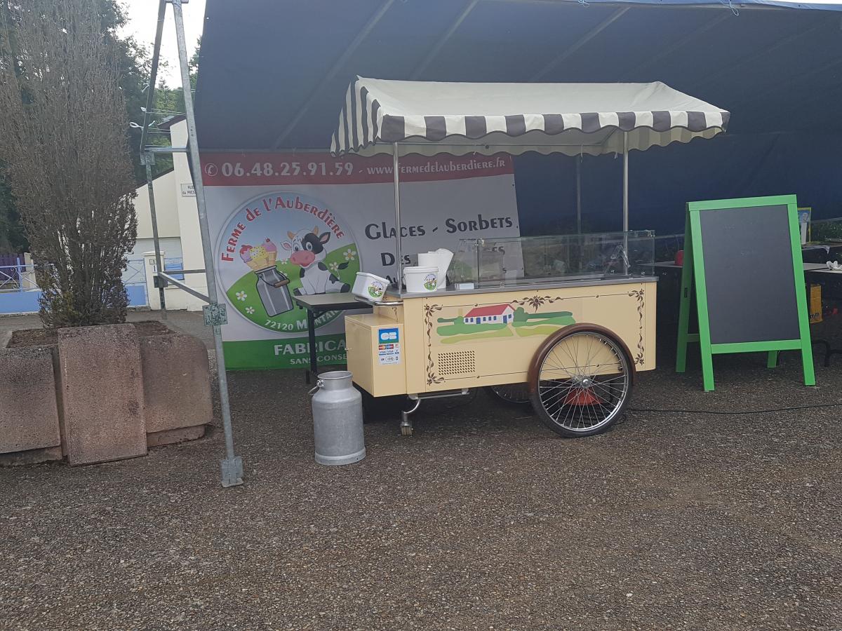 Le Chariot à Glaces de la Ferme de l'Auberdière à Montaillé (Sarthe)  a l occasion du vide grenier a Conflans sur Anille.